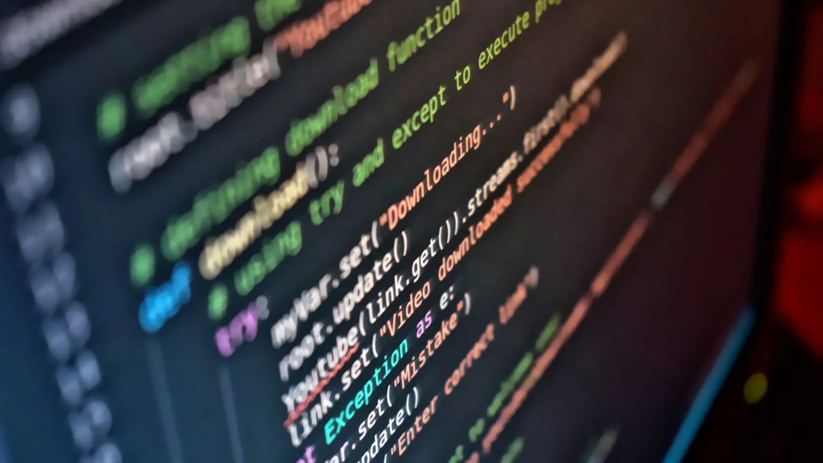 Gros plan sur du code coloré affiché sur un écran d'ordinateur sombre, avec un bloc try et except