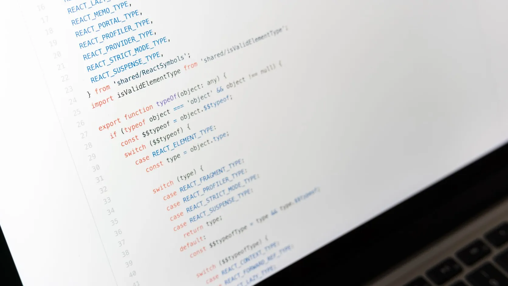 Gros plan en biais sur du code JavaScript affiché sur l'écran clair d'un ordinateur portable